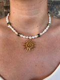 Collar Señales con perlas naturales y colgante de sol dorado